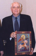 М.С.Горбачев с иконой Юрия Кузнецова «Чудо Св. Георгия о змие». 1999 год.